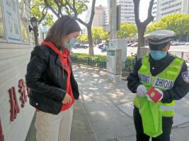 博立保安员张金印拾金不昧！