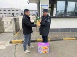 手捧慰问品  心中暖流涌 昆山博立保安服务公司春节前夕慰问保安员纪实